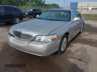 2007 Lincoln Town Car Signature с VIN 1LNHM81V97Y603665, выставлен на аукционе IAAI как лот 42224688 с пробегом 82 861 миль миль и . История ставок и продаж доступна на DreamBid. Изображение 2.