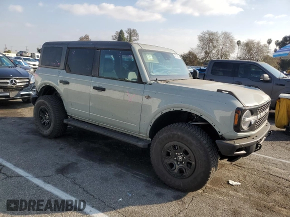 2024 Ford Bronco Wildtrak z VIN 1FMEE2BP8RLA57115, wystawiony jako Copart lot #43579085 z przebiegiem 4951 mil mil oraz Szkody całkowita. Historia ofert i sprzedaży dostępna na DreamBid. Obrazek 4.