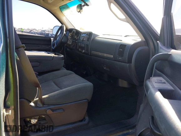 2009 Chevrolet Silverado 1500 with VIN 1GCEC24039Z215240, listed as a IAAI auction lot 41308199 with 104,662 mi miles and . Bid and sale history available at DreamBid. Image 5.