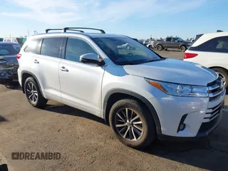 2018 Toyota Highlander SE z VIN 5TDJZRFH3JS828764, wystawiony jako IAAI lot #41679338 z przebiegiem 63 564 mil mil oraz . Historia ofert i sprzedaży dostępna na DreamBid. Obrazek 1.