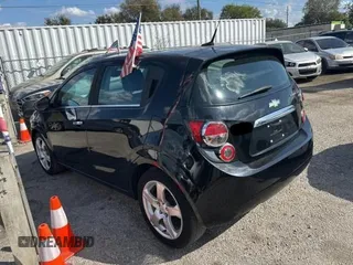 2012 Chevrolet Sonic LTZ z VIN 1G1JE6SH5C4133693, wystawiony jako Copart lot #45226865 z przebiegiem 142 151 mil mil oraz Czysty tytuł • Clean title. Historia ofert i sprzedaży dostępna na DreamBid. Obrazek 3.
