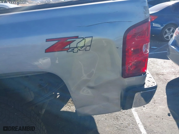 2010 Chevrolet Silverado 1500 LT with VIN 1GCSKSE35AZ261428, listed as a IAAI auction lot 41643928 with 136,282 mi miles. Bid and sale history available at carsss.com. Image 6.