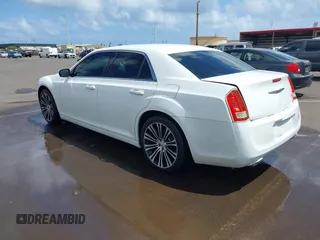 2012 Chrysler 300 S z VIN 2C3CCABG5CH115766, wystawiony jako IAAI lot #41893708 z przebiegiem 129 260 mil mil oraz . Historia ofert i sprzedaży dostępna na DreamBid. Obrazek 3.