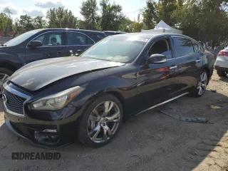 2018 Infiniti Q70 Luxe z VIN JN1BY1PP6JM330104, wystawiony jako Copart lot #68830174 z przebiegiem 115 067 mil mil oraz Nie do naprawy • Non repairable. Historia ofert i sprzedaży dostępna na DreamBid. Obrazek 1.