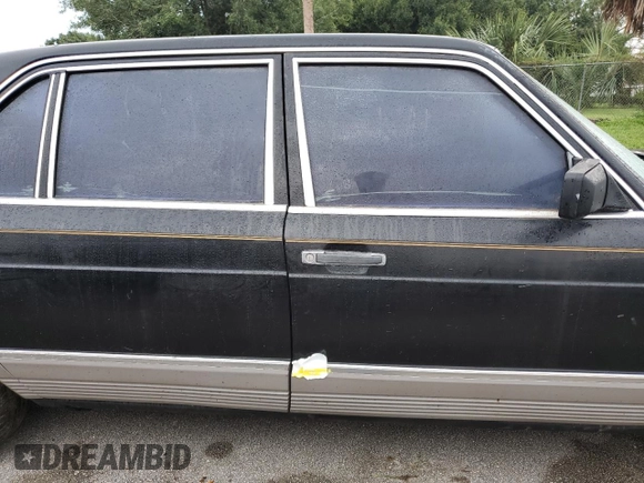 1985 Mercedes-Benz 500 SEL z VIN WDBCA37D2FA121537, wystawiony jako Copart lot #74276044 z przebiegiem Nie podano mil oraz Szkoda całkowita • Salvage title. Historia ofert i sprzedaży dostępna na DreamBid. Obrazek 12.