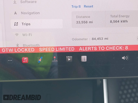 2018 Tesla Model 3 Long Range Battery z VIN 5YJ3E1EA9JF025942, wystawiony jako IAAI lot #42122703 z przebiegiem 84 453 mil mil oraz . Historia ofert i sprzedaży dostępna na DreamBid. Obrazek 16.
