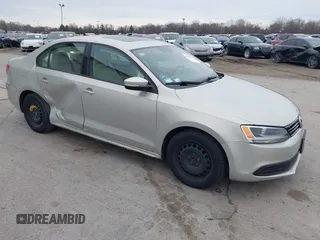 2011 Volkswagen Jetta SE z VIN 3VWDX7AJ6BM354745, wystawiony jako IAAI lot #41901957 z przebiegiem 78 845 mil mil oraz . Historia ofert i sprzedaży dostępna na DreamBid. Obrazek 1.