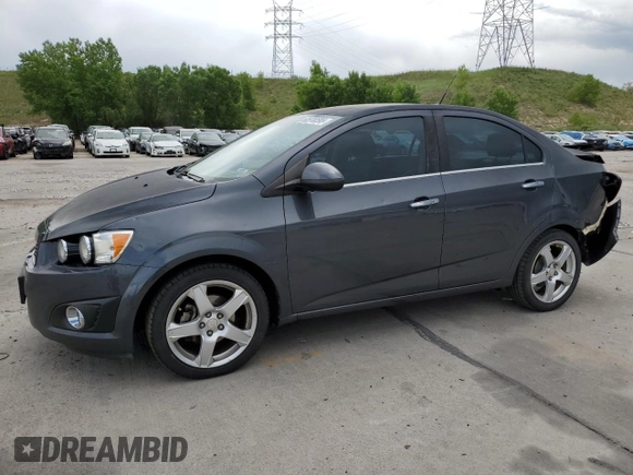 2013 Chevrolet Sonic LTZ z VIN 1G1JE5SH0D4102525, wystawiony jako Copart lot #60976595 z przebiegiem 138 420 mil mil oraz Szkoda całkowita • Salvage title. Historia ofert i sprzedaży dostępna na DreamBid. Obrazek 1.