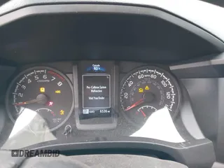2022 Toyota Tacoma SR z VIN 3TYCZ5AN8NT096091, wystawiony jako IAAI lot #41966344 z przebiegiem 6 536 mil mil oraz . Historia ofert i sprzedaży dostępna na DreamBid. Obrazek 7.