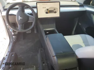 2024 Tesla Model Y Long Range z VIN 7SAYGDEE6RA322800, wystawiony jako Copart lot #49470595 z przebiegiem 16 372 mil mil oraz Szkoda całkowita • Salvage title. Historia ofert i sprzedaży dostępna na DreamBid. Obrazek 8.