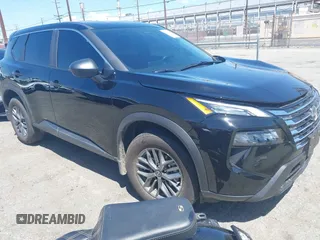 2025 Nissan Rogue S z VIN 5N1BT3AA7SC772324, wystawiony jako IAAI lot #42260056 z przebiegiem 8 529 mil mil oraz . Historia ofert i sprzedaży dostępna na DreamBid. Obrazek 1.