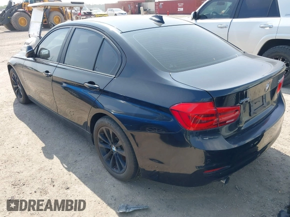 2016 BMW 3 Series 320i xDrive z VIN WBA8A3C51GK689115, wystawiony jako IAAI lot #41933558 z przebiegiem 69 625 mil mil oraz . Historia ofert i sprzedaży dostępna na DreamBid. Obrazek 3.