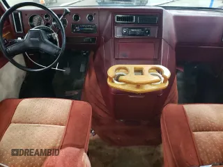 1985 Chevrolet Chevy Van z VIN 2GBEG25HXF4135062, wystawiony jako Copart lot #72788474 z przebiegiem 463 869 mil mil oraz Szkody całkowita. Historia ofert i sprzedaży dostępna na DreamBid. Obrazek 8.