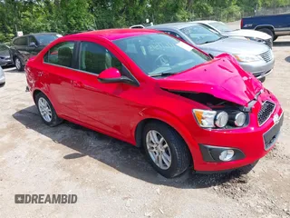 2015 Chevrolet Sonic LT z VIN 1G1JC5SH2F4197680, wystawiony jako IAAI lot #42277373 z przebiegiem 143 858 mil mil oraz . Historia ofert i sprzedaży dostępna na DreamBid. Obrazek 1.