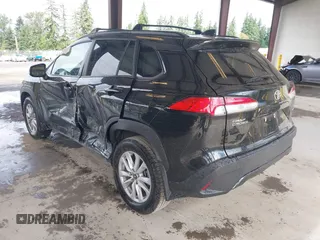2023 Toyota Corolla Cross LE z VIN 7MUCAABG9PV051438, wystawiony jako IAAI lot #42538566 z przebiegiem 82 437 mil mil oraz . Historia ofert i sprzedaży dostępna na DreamBid. Obrazek 3.