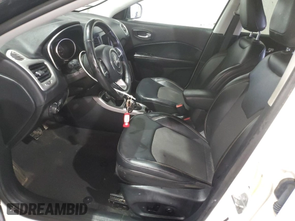 2020 Jeep Compass Latitude z VIN 3C4NJDBB3LT244287, wystawiony jako Copart lot #57587395 z przebiegiem 53 063 mil mil oraz Czysty tytuł • Clean title. Historia ofert i sprzedaży dostępna na DreamBid. Obrazek 7.