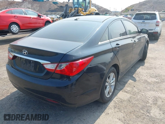 2013 Hyundai Sonata GLS z VIN 5NPEB4AC3DH590686, wystawiony jako IAAI lot #42361510 z przebiegiem 121 719 mil mil oraz . Historia ofert i sprzedaży dostępna na DreamBid. Obrazek 4.