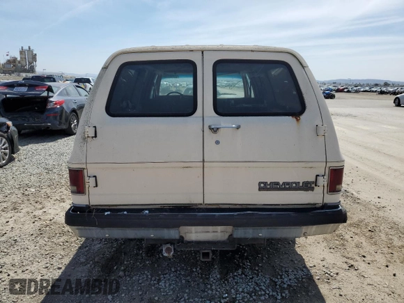 1989 Chevrolet Suburban z VIN 1GNGR26N6KF150544, wystawiony jako Copart lot #50469335 z przebiegiem 21 480 mil mil oraz Czysty tytuł • Clean title. Historia ofert i sprzedaży dostępna na DreamBid. Obrazek 6.