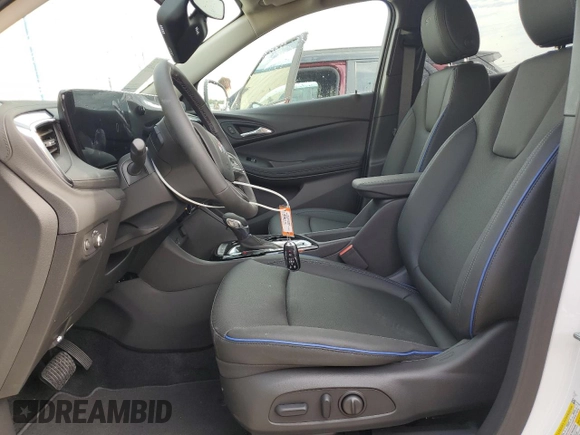 2025 Buick Encore GX Sport Touring с VIN KL4AMDSL1SB134184, выставлен на аукционе Copart как лот 53405055 с пробегом 25 миль миль и Чистый • Clean title. История ставок и продаж доступна на DreamBid. Изображение 7.