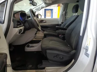 2017 Chrysler Pacifica Touring with VIN 2C4RC1DG5HR610456, listed as a Copart auction lot 53793975 with 132,935 mi miles and Salvage Title. Bid and sale history available at DreamBid. Image 7.