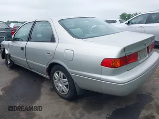 2001 Toyota Camry CE z VIN 4T1BG22K41U847401, wystawiony jako IAAI lot #42275762 z przebiegiem 202 936 mil mil oraz . Historia ofert i sprzedaży dostępna na DreamBid. Obrazek 3.
