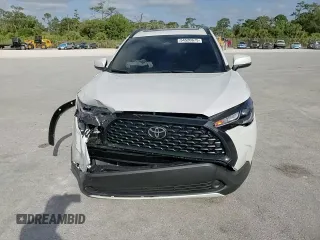 2024 Toyota Corolla Cross LE z VIN 7MUBAAAG9RV110858, wystawiony jako Copart lot #54520675 z przebiegiem 5 727 mil mil oraz Szkoda całkowita • Salvage title. Historia ofert i sprzedaży dostępna na DreamBid. Obrazek 14.