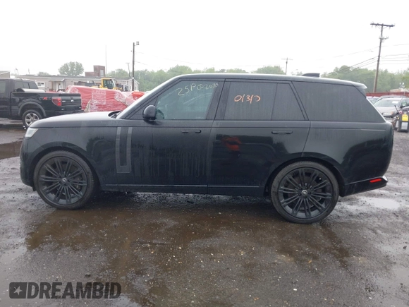 2024 Land Rover Range Rover SE z VIN SALKP9E96RA092327, wystawiony jako IAAI lot #42336138 z przebiegiem 41 600 mil mil oraz . Historia ofert i sprzedaży dostępna na DreamBid. Obrazek 14.