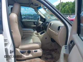 2004 Ford Expedition Eddie Bauer z VIN 1FMFU17L04LB34804, wystawiony jako IAAI lot #42184622 z przebiegiem 222 025 mil mil oraz . Historia ofert i sprzedaży dostępna na DreamBid. Obrazek 5.