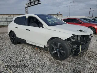 2022 BMW iX xDrive50 z VIN WB523CF07NCK63449, wystawiony jako Copart lot #82612884 z przebiegiem 18 961 mil mil oraz Szkody całkowita. Historia ofert i sprzedaży dostępna na DreamBid. Obrazek 4.