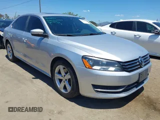2013 Volkswagen Passat SE z VIN 1VWBP7A35DC140679, wystawiony jako IAAI lot #42212293 z przebiegiem 164 970 mil mil oraz . Historia ofert i sprzedaży dostępna na DreamBid. Obrazek 1.