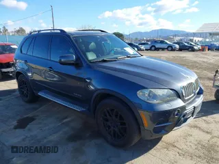2012 BMW X5 35d z VIN 5UXZW0C5XCL667561, wystawiony jako IAAI lot #41685610 z przebiegiem 146 420 mil mil oraz . Historia ofert i sprzedaży dostępna na DreamBid. Obrazek 1.