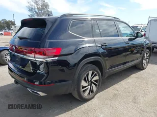 2024 Volkswagen Atlas SE z VIN 1V2JR2CAXRC512272, wystawiony jako IAAI lot #41642077 z przebiegiem 13 583 mil mil oraz . Historia ofert i sprzedaży dostępna na DreamBid. Obrazek 4.