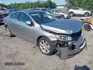 2016 Volvo S60 T5 Drive-E Premier z VIN YV126MFK3G2392066, wystawiony jako IAAI lot #42210232 z przebiegiem 80 097 mil mil oraz . Historia ofert i sprzedaży dostępna na DreamBid. Obrazek 1.