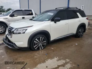 2023 Nissan Pathfinder Platinum z VIN 5N1DR3DK0PC277403, wystawiony jako Copart lot #59861525 z przebiegiem 22 966 mil mil oraz Nie do naprawy • Non repairable. Historia ofert i sprzedaży dostępna na DreamBid. Obrazek 1.