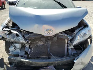 2015 Toyota Sienna LE AAS z VIN 5TDKK3DC9FS616343, wystawiony jako Copart lot #56859275 z przebiegiem 88 103 mil mil oraz Szkoda całkowita • Salvage title. Historia ofert i sprzedaży dostępna na DreamBid. Obrazek 12.