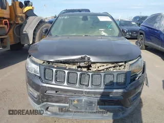2019 Jeep Compass Altitude z VIN 3C4NJCBB8KT726956, wystawiony jako IAAI lot #39195540 z przebiegiem Nie podano mil oraz . Historia ofert i sprzedaży dostępna na DreamBid. Obrazek 6.