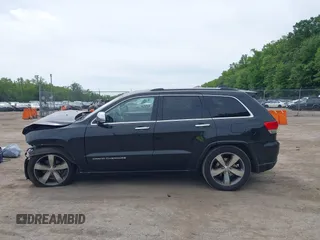 2015 Jeep Grand Cherokee Overland z VIN 1C4RJFCG3FC753772, wystawiony jako IAAI lot #42357411 z przebiegiem 130 970 mil mil oraz . Historia ofert i sprzedaży dostępna na DreamBid. Obrazek 14.