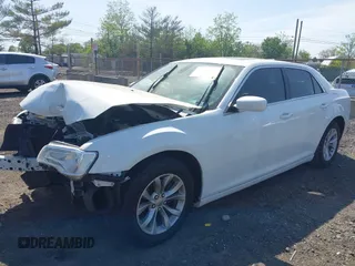 2016 Chrysler 300 Anniversary Edition z VIN 2C3CCAAG5GH147494, wystawiony jako IAAI lot #42158928 z przebiegiem 107 084 mil mil oraz . Historia ofert i sprzedaży dostępna na DreamBid. Obrazek 17.