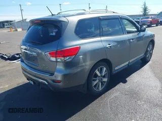 2015 Nissan Pathfinder S z VIN 5N1AR2MM7FC686768, wystawiony jako IAAI lot #41869145 z przebiegiem 150 144 mil mil oraz . Historia ofert i sprzedaży dostępna na DreamBid. Obrazek 4.