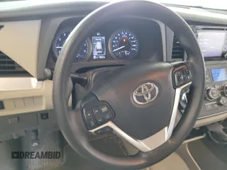 2020 Toyota Sienna LE с VIN 5TDJZ3DC0LS251165, выставлен на аукционе IAAI как лот 42619736 с пробегом 48 223 миль миль и . История ставок и продаж доступна на DreamBid. Изображение 4.