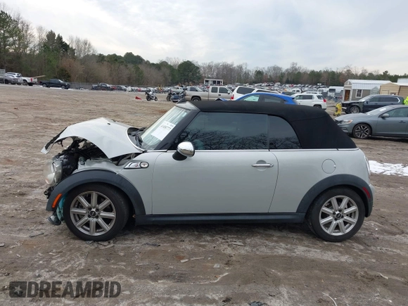 2011 MINI Convertible S с VIN WMWZP3C55BTX82922, выставлен на аукционе IAAI как лот 41408777 с пробегом 82 764 миль миль и . История ставок и продаж доступна на DreamBid. Изображение 14.
