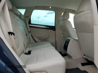 2013 Volkswagen Touareg Exec z VIN WVGEF9BP6DD013915, wystawiony jako Copart lot #55024485 z przebiegiem 238 848 mil mil oraz Szkody całkowita. Historia ofert i sprzedaży dostępna na DreamBid. Obrazek 11.
