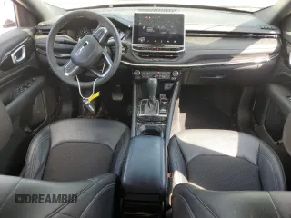 2024 Jeep Compass Latitude z VIN 3C4NJDBN9RT588189, wystawiony jako Copart lot #50189415 z przebiegiem 15 039 mil mil oraz Szkoda całkowita • Salvage title. Historia ofert i sprzedaży dostępna na DreamBid. Obrazek 8.