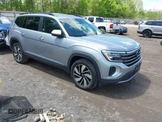2024 Volkswagen Atlas SE z VIN 1V2HR2CA4RC577309, wystawiony jako IAAI lot #42107825 z przebiegiem 25 694 mil mil oraz . Historia ofert i sprzedaży dostępna na DreamBid. Obrazek 1.