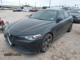 2017 Alfa Romeo Giulia Ti z VIN ZARFAECNXH7556854, wystawiony jako IAAI lot #41973525 z przebiegiem 129 413 mil mil oraz . Historia ofert i sprzedaży dostępna na DreamBid. Obrazek 2.