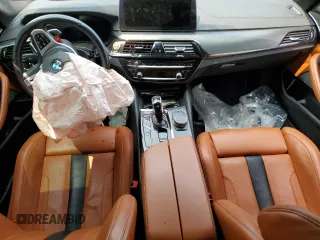 2021 BMW M5 z VIN WBS83CH04MCG92781, wystawiony jako Copart lot #52568153 z przebiegiem 29 528 mil mil oraz . Historia ofert i sprzedaży dostępna na DreamBid. Obrazek 8.