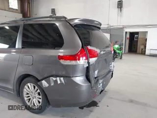 2011 Toyota Sienna XLE AAS z VIN 5TDYK3DC9BS086170, wystawiony jako IAAI lot #42596944 z przebiegiem 156 813 mil mil oraz . Historia ofert i sprzedaży dostępna na DreamBid. Obrazek 17.