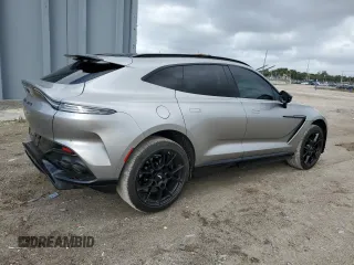 2023 Aston Martin DBX 707 z VIN SD7VUJBW0PTV08298, wystawiony jako Copart lot #77753224 z przebiegiem 3587 mil mil oraz Szkody całkowita. Historia ofert i sprzedaży dostępna na DreamBid. Obrazek 3.
