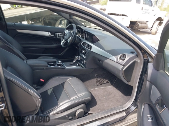 2012 Mercedes-Benz C 250 z VIN WDDGJ4HB5CF764992, wystawiony jako IAAI lot #42208031 z przebiegiem 101 533 mil mil oraz . Historia ofert i sprzedaży dostępna na DreamBid. Obrazek 5.