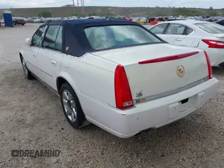 2007 Cadillac DTS Luxury I z VIN 1G6KD57Y57U113874, wystawiony jako IAAI lot #42291767 z przebiegiem 123 825 mil mil oraz . Historia ofert i sprzedaży dostępna na DreamBid. Obrazek 3.